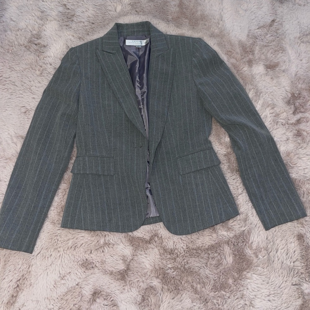 Tahari Gray Blazer with Notched Lapels and Fitted Silhouette